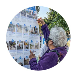 एक आउटरीच कार्यक्रम में परिवहन विकल्प चुनने वाला एक समुदाय सदस्य