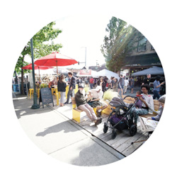 लोग टहल रहे हैं, बैठे हैं और लोगों के लिए बनी सड़क का आनंद ले रहे हैं