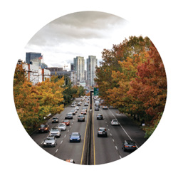 चार लेन वाले राजमार्ग पर कारों का हवाई दृश्य