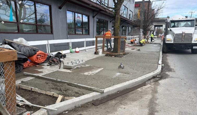 Eastbound bus bulb on Leary Way