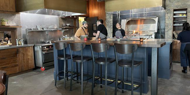 리모델링된 식당에 몇 명의 직원이 주방에 있는 모습 