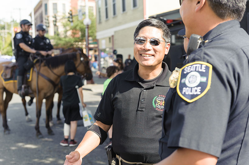Officers and public meet at precinct picnic